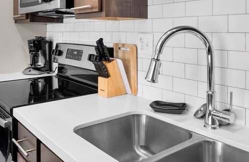 Downtown Des Moines Apartamento | Upscale 1 BR Apt Dwntn & Hot Tub!