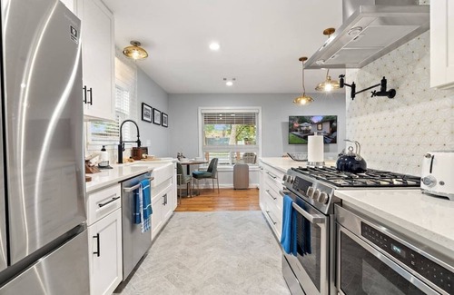 North Loop Casa | Upscale 1948 Vintage North Loop Bungalow