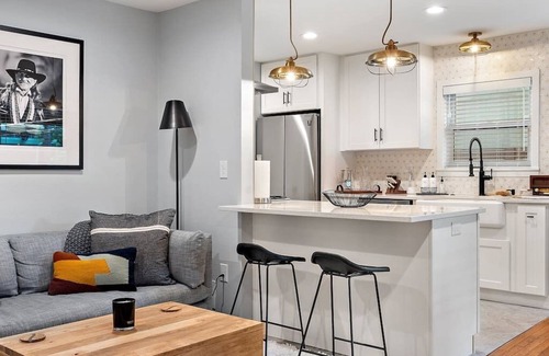 North Loop Casa | Upscale 1948 Vintage North Loop Bungalow
