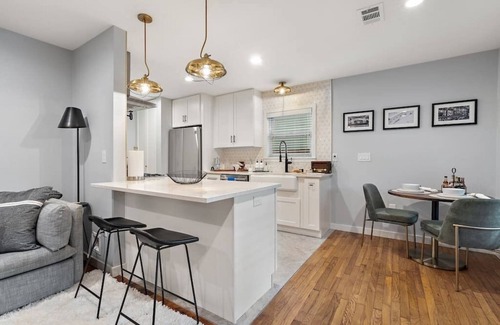 North Loop Casa | Upscale 1948 Vintage North Loop Bungalow