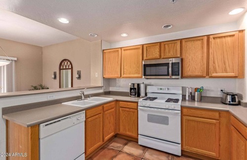 Village Fairways Condominio | Exclusivo condominio de 2 dormitorios en el norte de Scottsdale: tranquilo, piscina, wifi, golf, tiendas