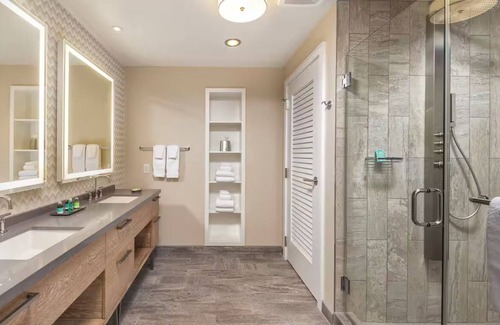 Clearwater Beach Complejo | Upscale 2 BR Presidential Suite sleeps up to 8 ppl on the beach in Clearwater FL