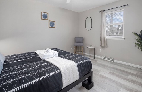 Brookline Station Apartamento | ✵ Upscale 2BR/2BA Apt - South Springfield ✵