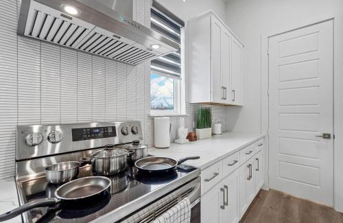 Dallas Casa | Upscale 2BR Hideaway, Ensuite Bliss, Pet-Friendly