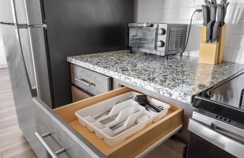 Charlotte Apartamento | Upscale 2BR King Suite Mins to Uptown Charlotte