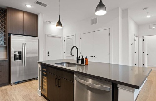 Channel District Apartamento | Upscale 2BR Stay | Minutes from Convention Center