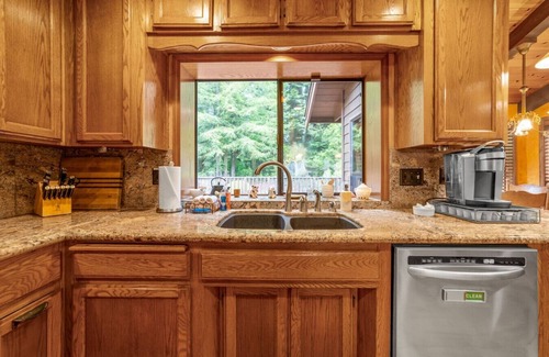 Arcata Casa | Upscale 3 bdm near Cal Poly, Redwoods, Deck, BBQ