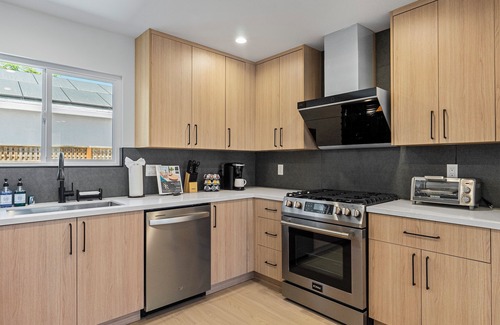 Santa Clara Casa | Upscale 3bd/2ba home w/ WiFi, AC, workspaces; 2mi to Apple & Kaiser; pets ok