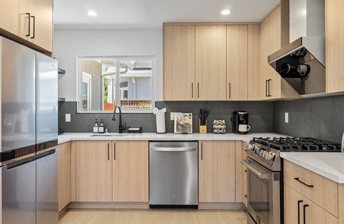Santa Clara Casa | Upscale 3bd/2ba home w/ WiFi, AC, workspaces; 2mi to Apple & Kaiser; pets ok