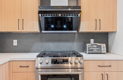 Santa Clara Casa | Upscale 3bd/2ba home w/ WiFi, AC, workspaces; 2mi to Apple & Kaiser; pets ok