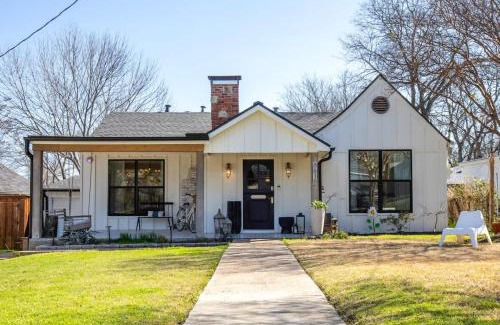 Little Forest Hills Casa | Upscale 3BR with Yard Games Heated Pool and Hot Tub