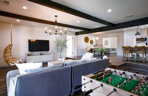Little Forest Hills Casa | Upscale 3BR with Yard Games Heated Pool and Hot Tub