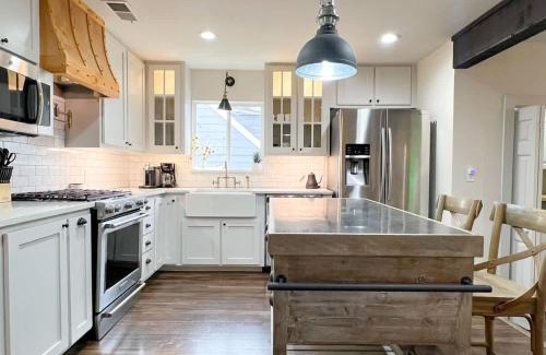 Little Forest Hills Casa | Upscale 3BR with Yard Games Heated Pool and Hot Tub