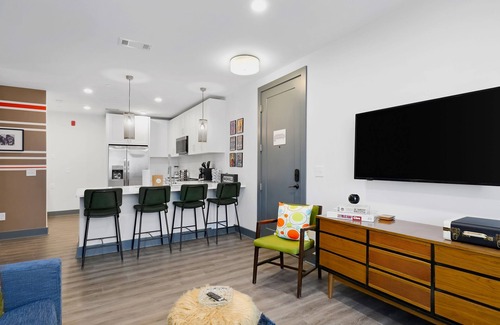 Rolling Mill Hill Condominio | Upscale 4th-floor condo near top attractions with fast WiFi & rooftop lounge