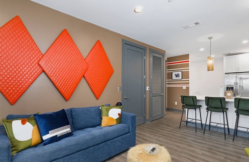 Rolling Mill Hill Condominio | Upscale 4th-floor condo near top attractions with fast WiFi & rooftop lounge