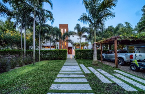 Placencia Villa | Upscale 5-bed Beachfront Villa w/ pool , pier & ocean front