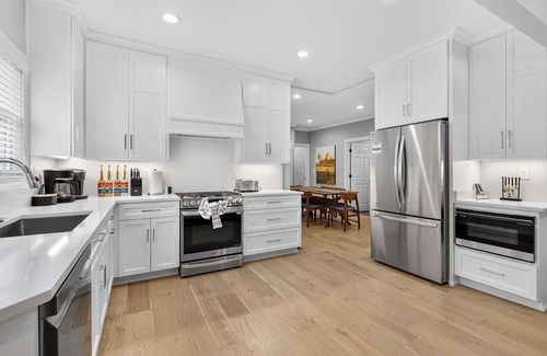 Lexington Casa | Upscale 6 Bedroom Home Near Stadium and Restaurants