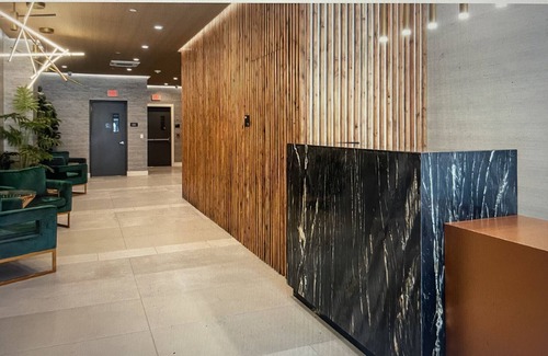 Central Business District Apartamento | Upscale apartment near transportation, food, retail, and entertainment!