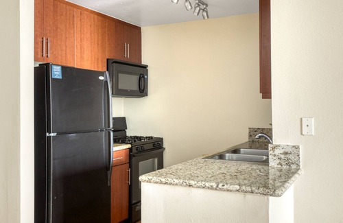 Downtown Burbank Apartamento | Upscale Burbank 2BR w/ BBQ, Gym & Pool, near TJ & WF, by Blueground