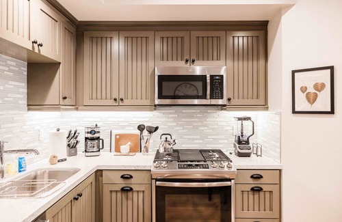 Rolling Hills Estates Condominio | Upscale Condo - Gym, Game Room, Coffee Shop