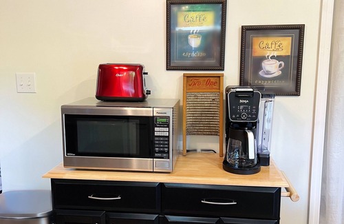 Winston - Salem Cabaña | Upscale City Cottage Getaway