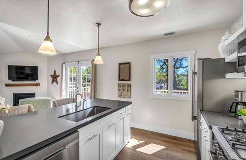 Sonoma Apartamento | Upscale Condo on the Sonoma Plaza