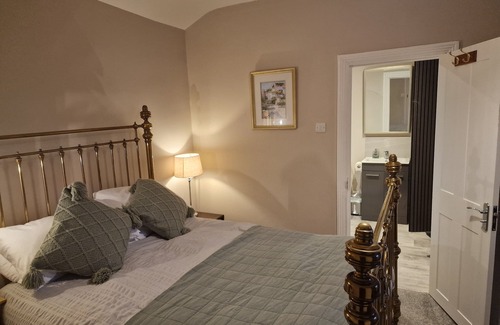 Earlsfield Cama Y Desayuno | Upscale Double Room with private bathroom 300 yards from Earlsfied Station