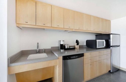 Iowa City Hotel | Upscale Downtown Suite – 2 Units w/ Kitchen, Walk to U of Iowa, Shops, Museum