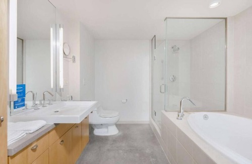 Iowa City Hotel | Upscale Downtown Suite – 2 Units w/ Kitchen, Walk to U of Iowa, Shops, Museum