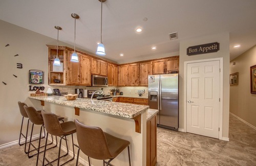 New Braunfels Condominio | Upscale, gated with a pool, direct river access! Guadalupe Riverfront!