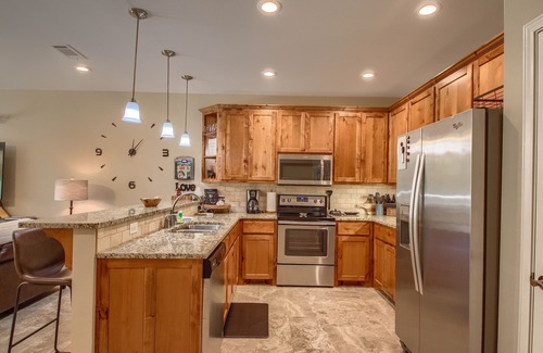 New Braunfels Condominio | Upscale, gated with a pool, direct river access! Guadalupe Riverfront!