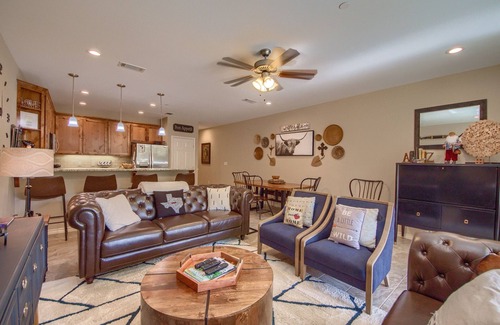 New Braunfels Condominio | Upscale, gated with a pool, direct river access! Guadalupe Riverfront!