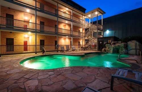 Gruene Condominio | 3/2 en el histórico condominio frente al río en Gruene !! ¡Piscina! Caminata corta a Gruene Hall!