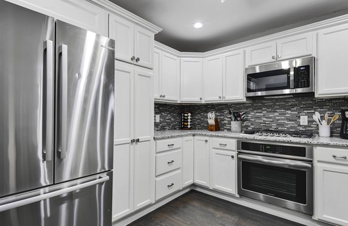 Overland Park Casa | ★Upscale Home★Best Deck/Patio in KC★DreamLux Beds★Gated Driveway★