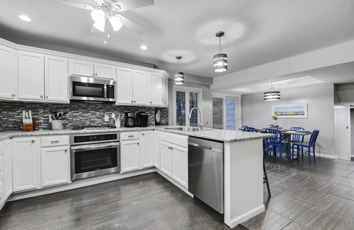 Overland Park Casa | ★Upscale Home★Best Deck/Patio in KC★DreamLux Beds★Gated Driveway★