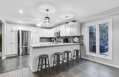 Overland Park Casa | ★Upscale Home★Best Deck/Patio in KC★DreamLux Beds★Gated Driveway★