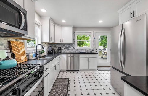 Spearfish Cabina | Upscale Inviting Property in Spearfish just 4 blocks from Main Street!