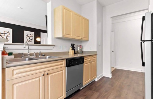 Cary Apartamento | Upscale King 2BR Suite Mins to Downtown Raleigh!