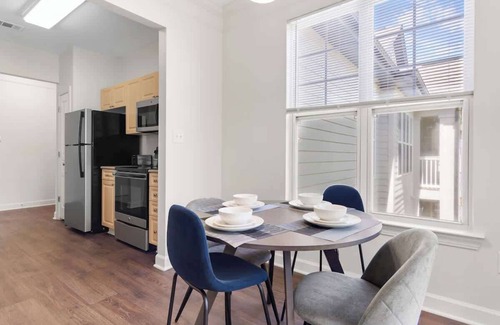 Cary Apartamento | Upscale King 2BR Suite Mins to Downtown Raleigh!