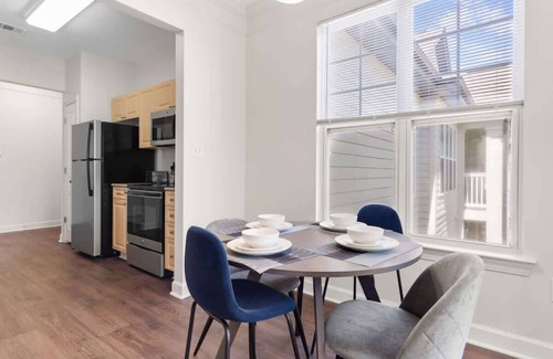 Cary Apartamento | Upscale King 2BR Suite Mins Downtown Raleigh!