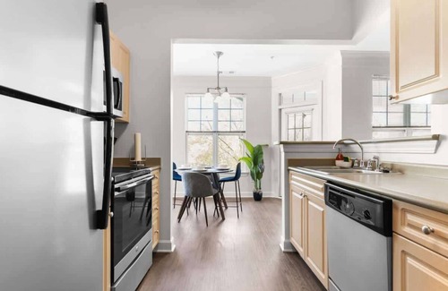 Cary Apartamento | Upscale King 2BR Suite Mins Downtown Raleigh!