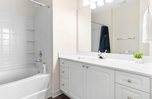 Cary Apartamento | Upscale King 2BR Suite Mins to Downtown Raleigh!