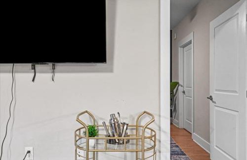 Charlotte Apartamento | Upscale King 3BR Suite to Uptown Charlotte