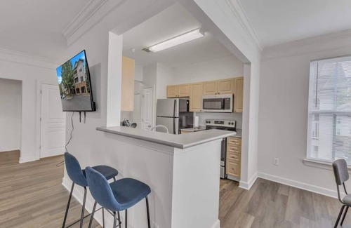 Southwest Raleigh Apartamento | Upscale King 2BR Suite Mins to Downtown Raleigh!
