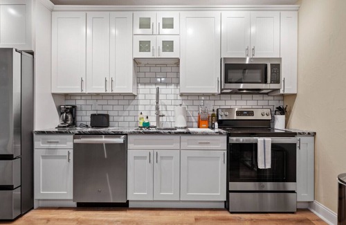 East Liberty Apartamento | Upscale King Bed Suite |ADA w/Free parking!