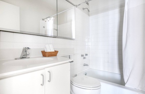 Lake View East Apartamento | Upscale Lakeview Studio w/ Rooftop Pool near Wrigley Field, by Blueground