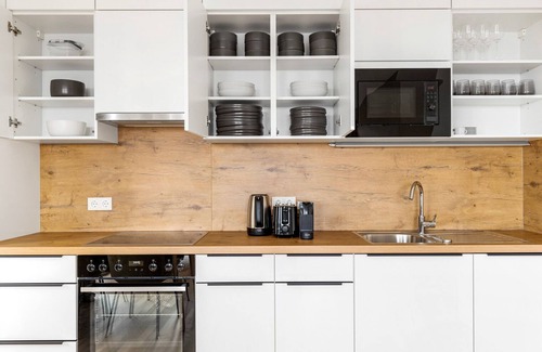 Erdberg Apartamento | Upscale Landstraße 2BR w/ Playground & Pool, nr Erdberg, by Blueground