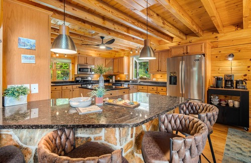 Black Mountain Cabina | Upscale Cabin: Sauna, Hot Tub, Game Room, Theater