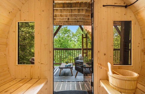 Black Mountain Cabina | Upscale Cabin: Sauna, Hot Tub, Game Room, Theater