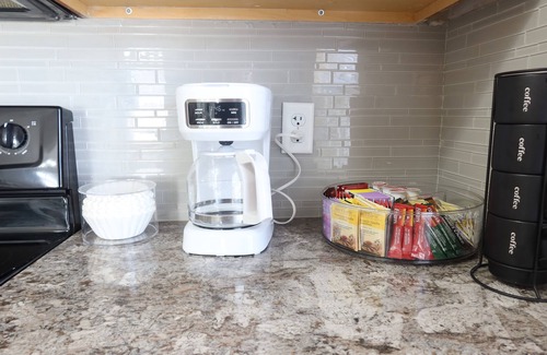 Kansas City Condominio | Upscale Long Stay: King Bed-WiFi-Pet OK-Washer/Dryer-AC-16mi->Arrowhead-North KC